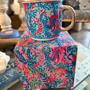 Lilly pulitzer holiday coffee cup with original box.